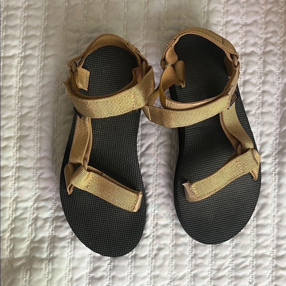 Teva platform sandals black with gold strap size 6 women 
excellent conditions